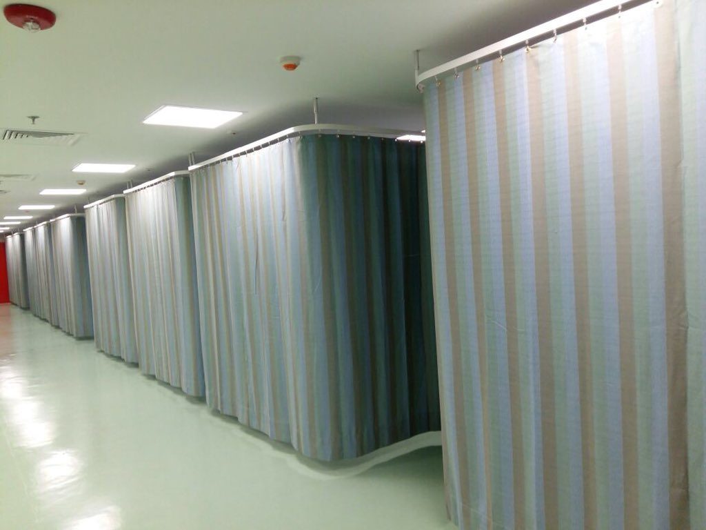 تركيب ستائر بين الأسرة